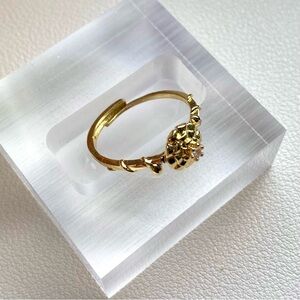 Elegant Gold Ring with Floral Design